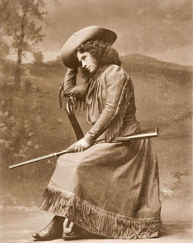 Anne Oakley holding a rifle