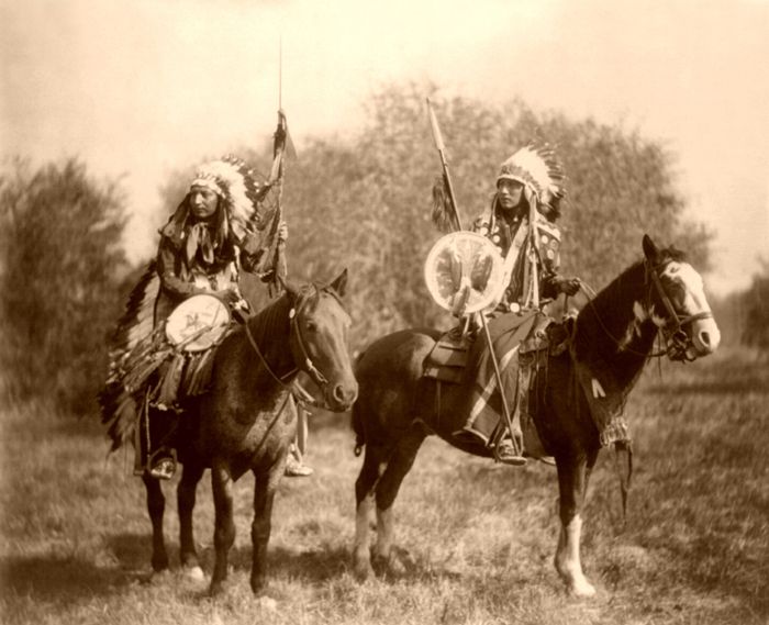 Sioux Indians on horseback by Heyn 1899 700 | The Sioux Tribe
